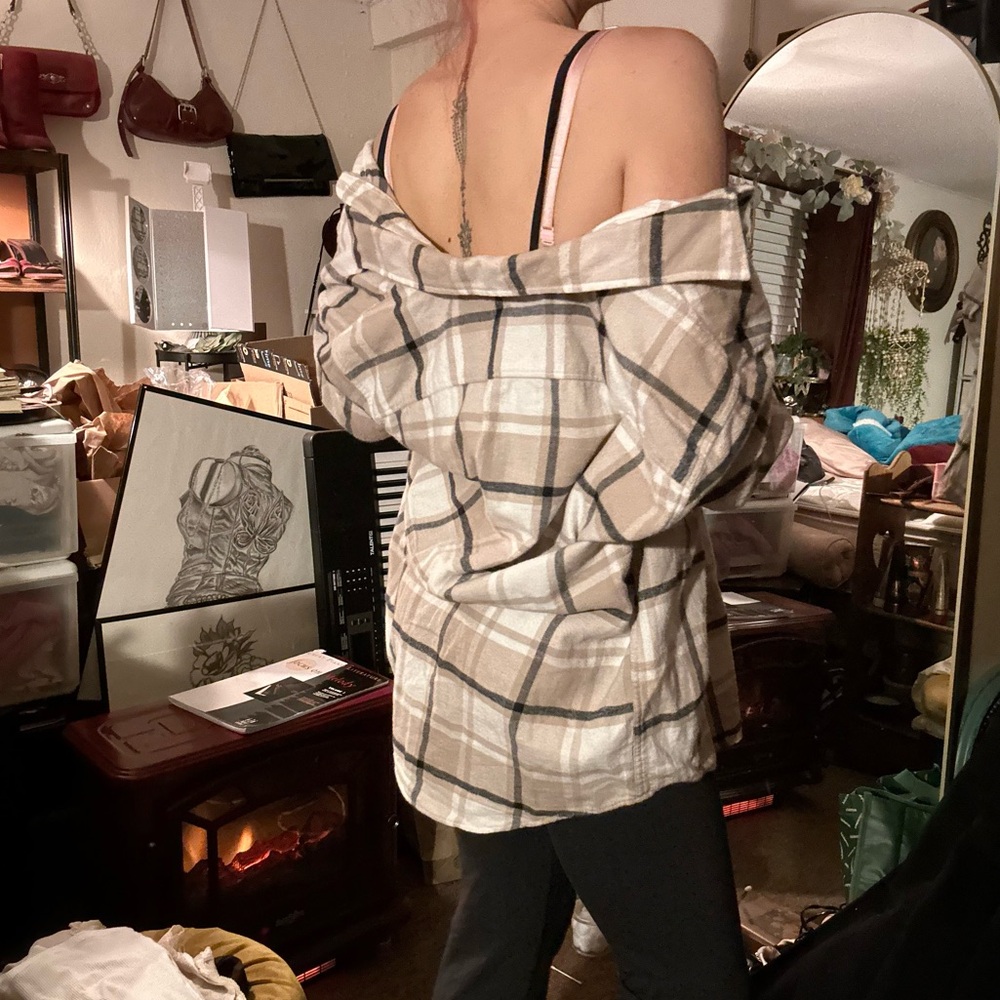 American Eagle Beige and Black Plaid Button-Up Flannel Shirt - Picture 6 of 7
